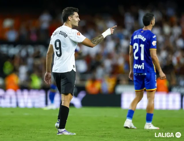 Hugo Duro Valencia 25 26 Hugo Duro celebra un gol con el Valencia CF en la temporada 25 26