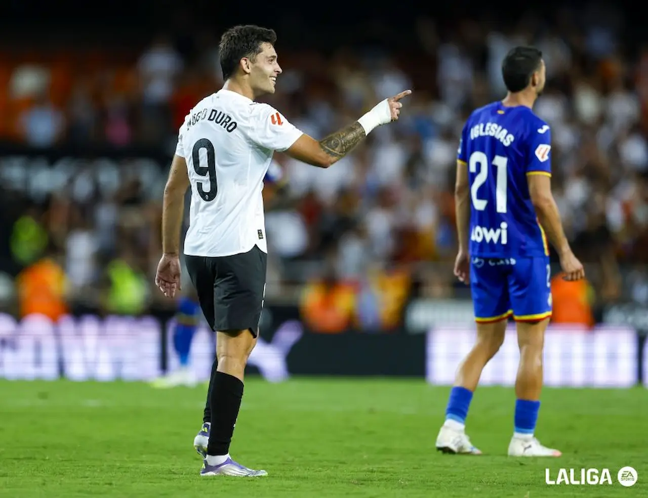 Hugo Duro celebra un gol con el Valencia CF en la temporada 25 26