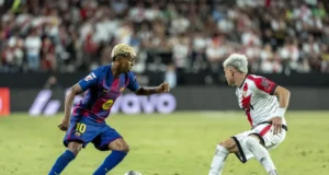 Lamine Yamal encara a Pep Chavarría durante el Rayo Vallecano - FC Barcelona de la temporada 25 26