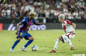 Lamine Yamal encara a Pep Chavarría durante el Rayo Vallecano - FC Barcelona de la temporada 25 26
