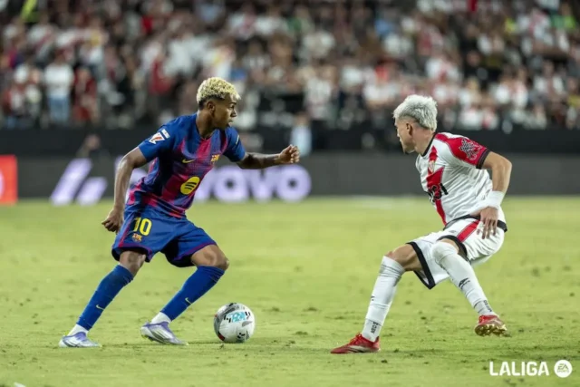 Lamine Yamal Pep Chavarría 25 26 Lamine Yamal encara a Pep Chavarría durante el Rayo Vallecano - FC Barcelona de la temporada 25 26