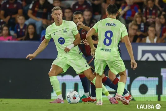 Lewandowski recibe un pase de Pedri en el Levante - Barça 25/26