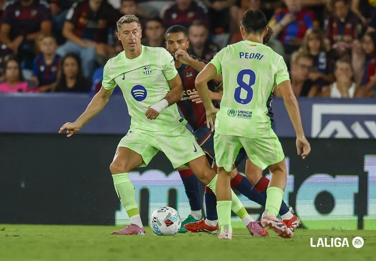 Lewandowski recibe un pase de Pedri en el Levante - Barça 25/26