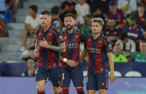 Iván Romero recibe una felicitación de Morales en el Levante UD 25 26
