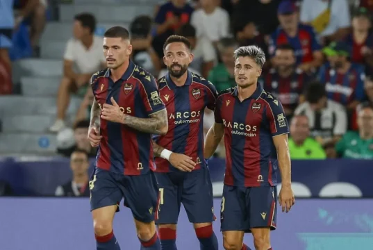Iván Romero recibe una felicitación de Morales en el Levante UD 25 26