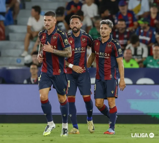 Iván Romero Morales Levante Iván Romero recibe una felicitación de Morales en el Levante UD 25 26