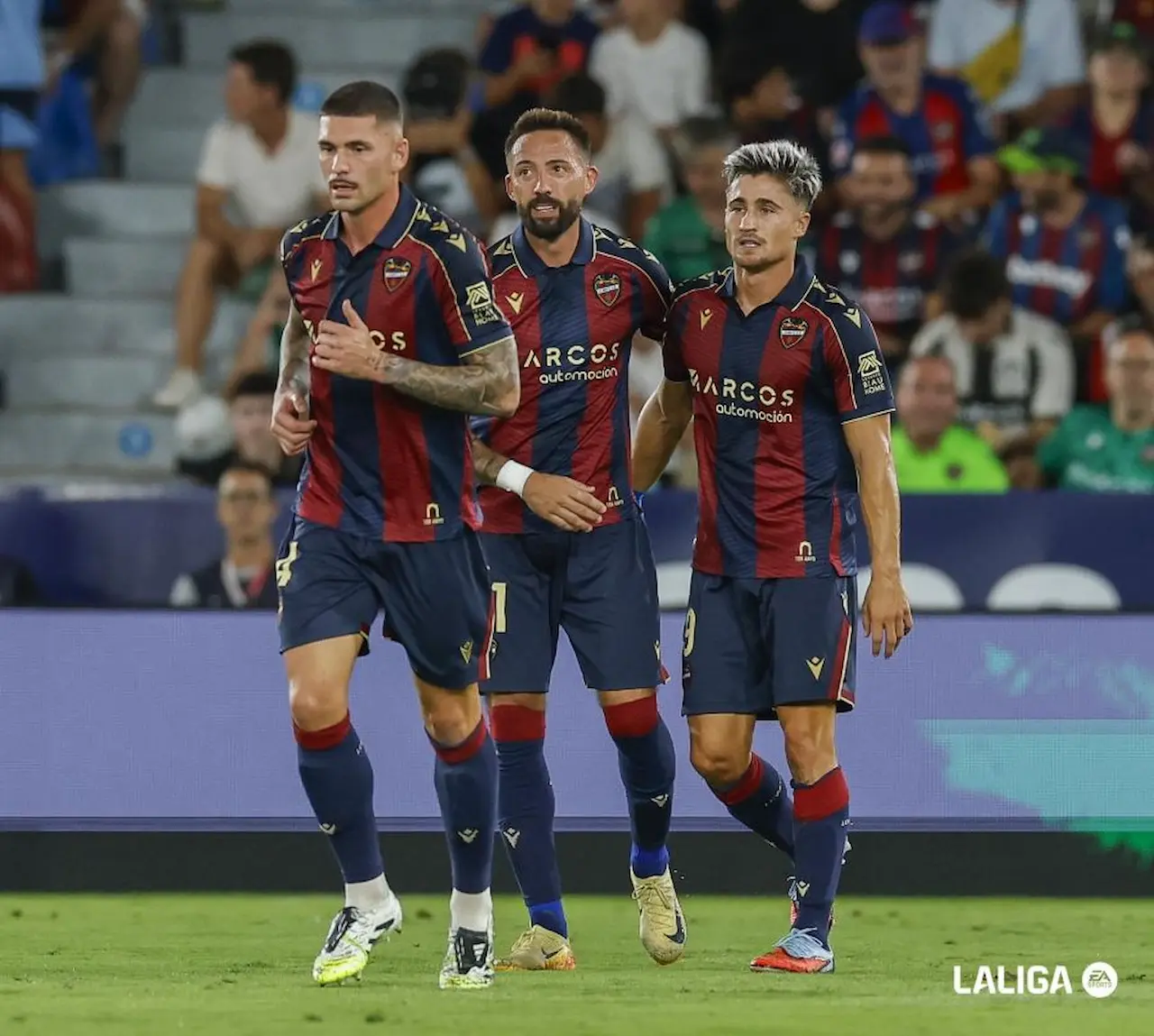 Iván Romero recibe una felicitación de Morales en el Levante UD 25 26