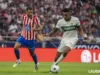 Álvaro Rodríguez conduce un balón ante la presión de David Hancko