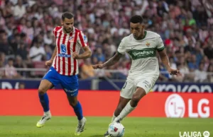 Álvaro Rodríguez conduce un balón ante la presión de David Hancko
