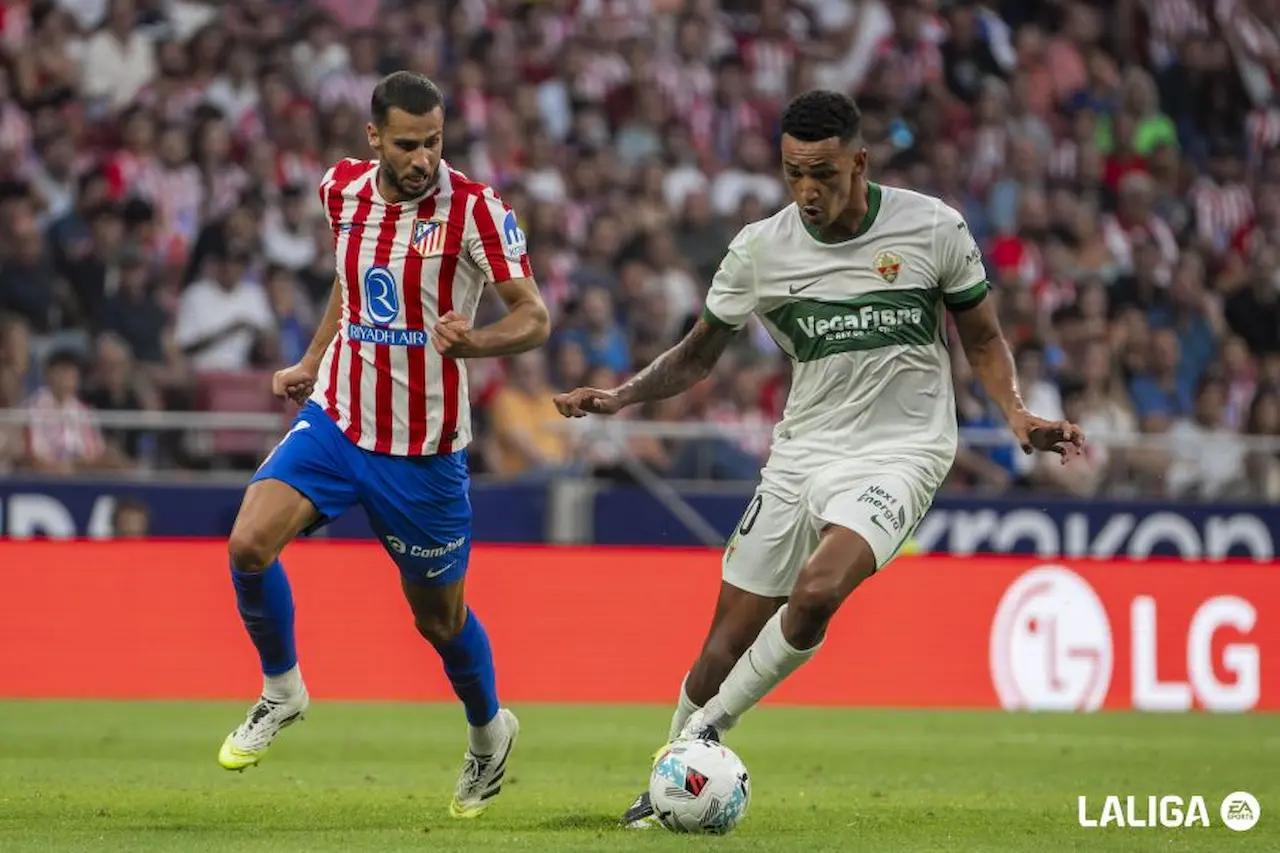 Álvaro Rodríguez conduce un balón ante la presión de David Hancko