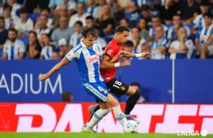 Urko González pelea un balón con Mateo Joseph en un Espanyol - Mallorca