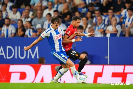 Urko González pelea un balón con Mateo Joseph en un Espanyol - Mallorca