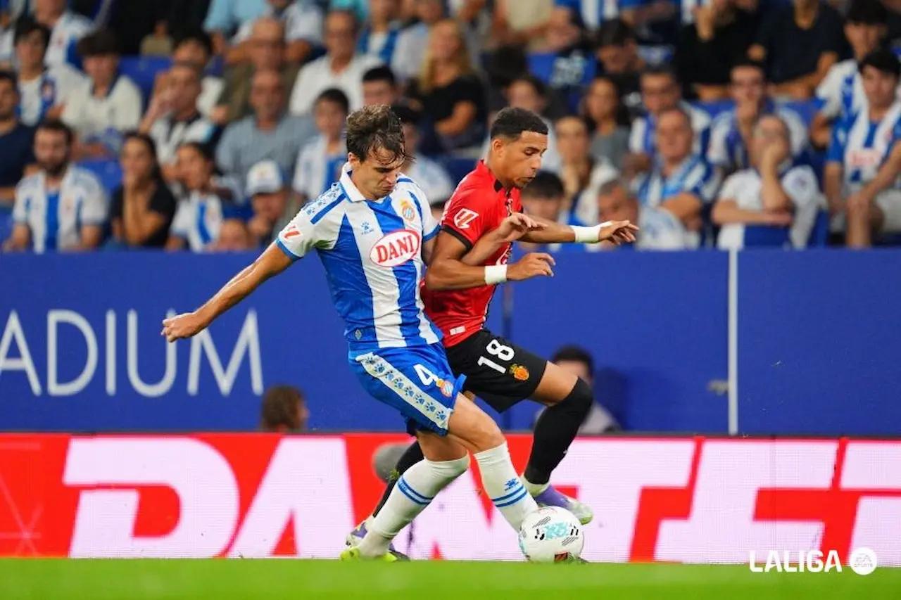 Urko González pelea un balón con Mateo Joseph en un Espanyol - Mallorca