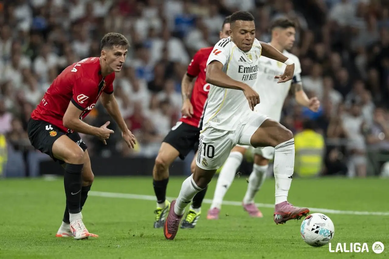 Kumbulla persigue a Mbappé durante un Real Madrid - Mallorca
