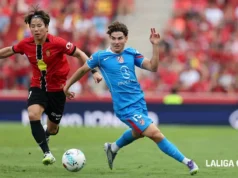 Takuma Asano pugna por un balón con Julián Álvarez en la temporada 25 26