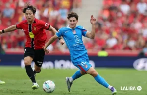 Takuma Asano pugna por un balón con Julián Álvarez en la temporada 25 26