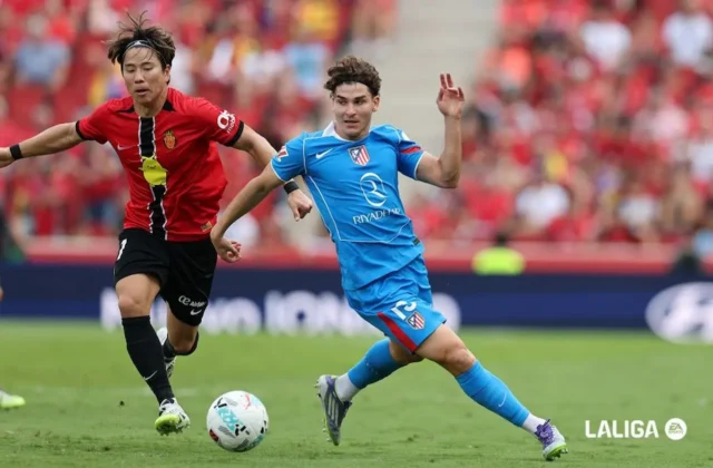 Asano Julián Álvarez 25 26 Takuma Asano pugna por un balón con Julián Álvarez en la temporada 25 26
