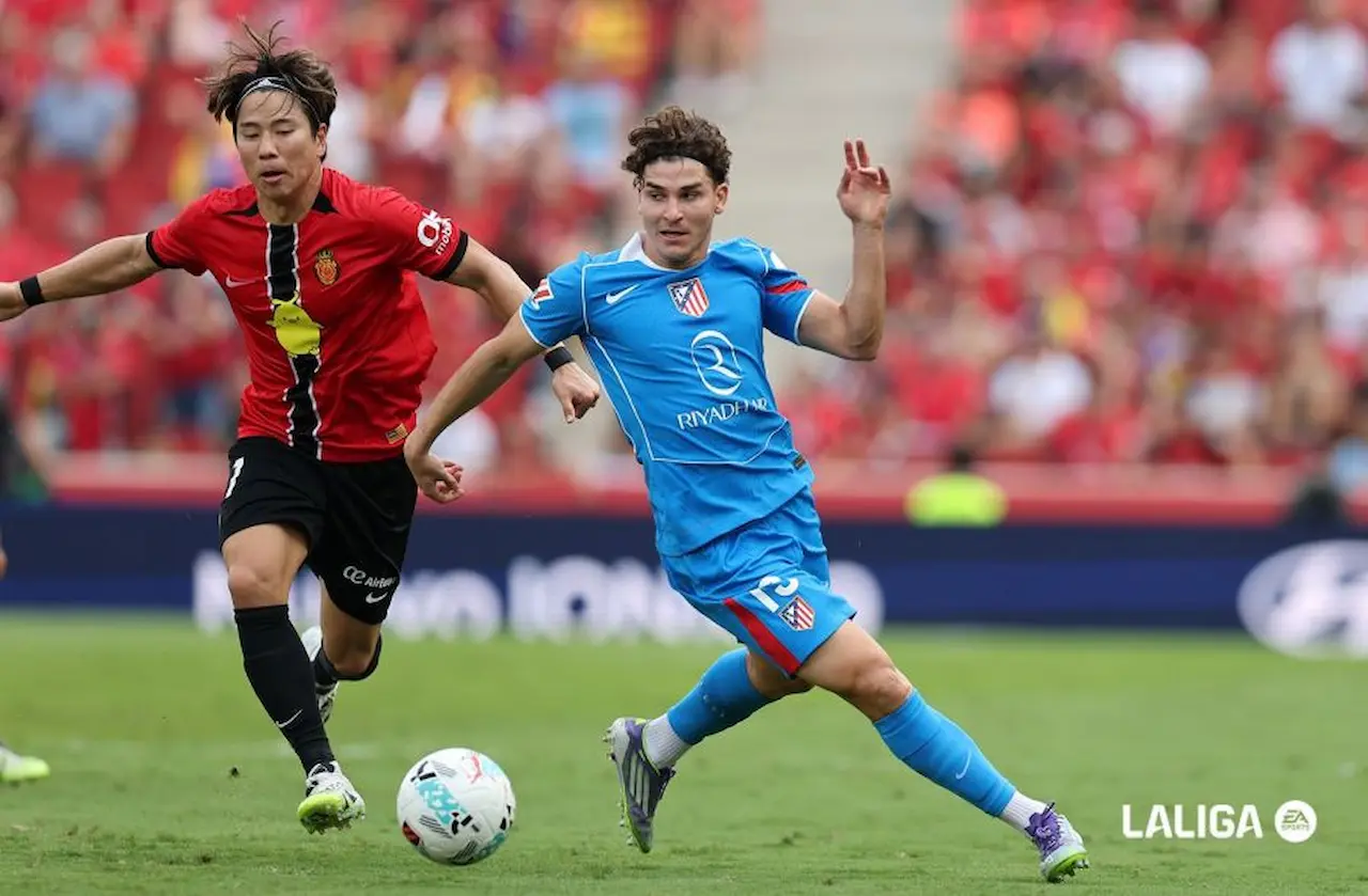 Takuma Asano pugna por un balón con Julián Álvarez en la temporada 25 26