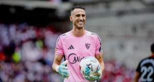 Odysseas Vlachodimos en un partido con el Sevilla 25 26