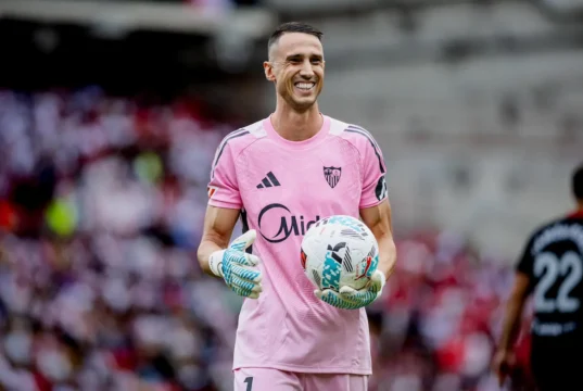 Odysseas Vlachodimos en un partido con el Sevilla 25 26