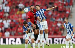Víctor Parada pugna por un balón con Muriqi en el Mallorca - Alavés de la temporada 25 26