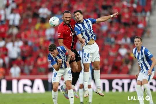 Víctor Parada pugna por un balón con Muriqi en el Mallorca - Alavés de la temporada 25 26