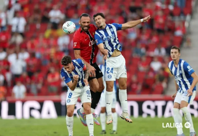 Parada Muriqi 25 26 Víctor Parada pugna por un balón con Muriqi en el Mallorca - Alavés de la temporada 25 26