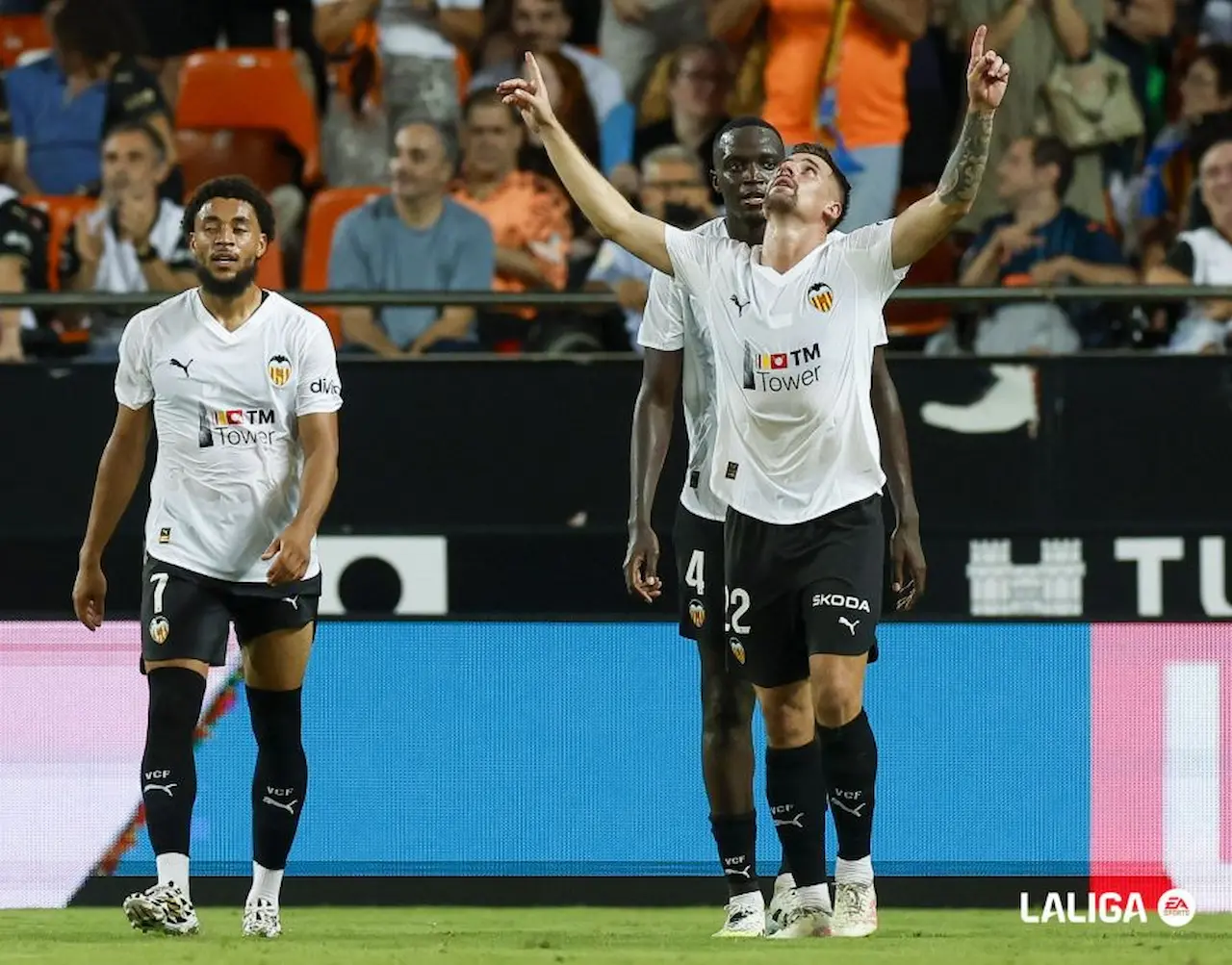 Baptiste Santamaria celebra un gol con el Valencia 25 26