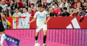 Juanlu con el Sevilla en la temporada 25 26