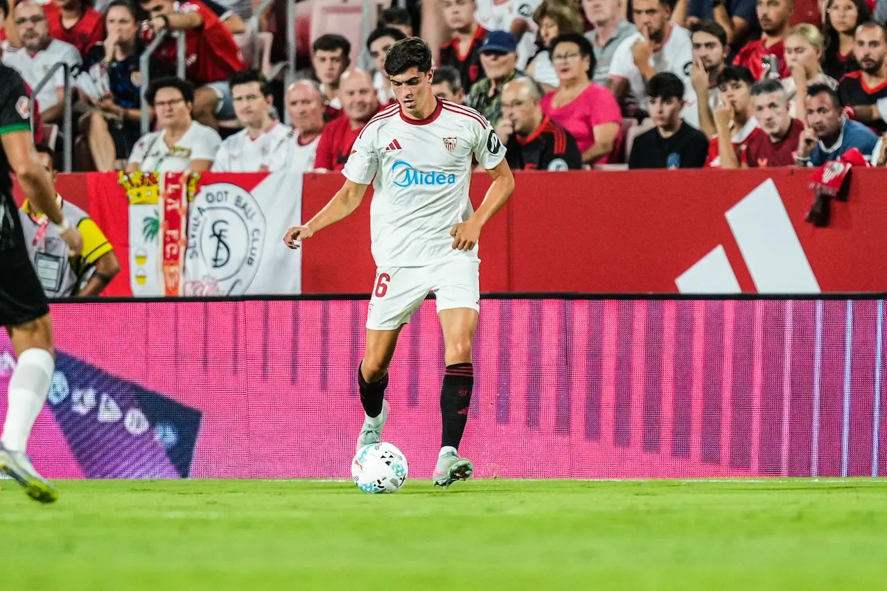 Juanlu con el Sevilla en la temporada 25 26