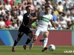 Oficial: Pedrosa es nuevo jugador del Rayo Vallecano Adrià Pedrosa pugna por un balón con Bryan Zaragoza en el Elche - Celta de la temporada 25 26