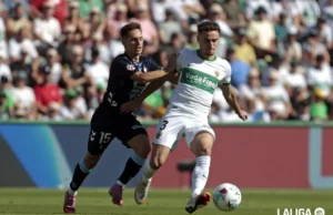 Adrià Pedrosa pugna por un balón con Bryan Zaragoza en el Elche - Celta de la temporada 25 26