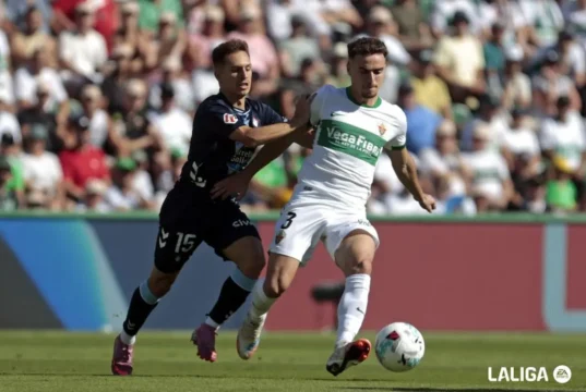 Adrià Pedrosa pugna por un balón con Bryan Zaragoza en el Elche - Celta de la temporada 25 26