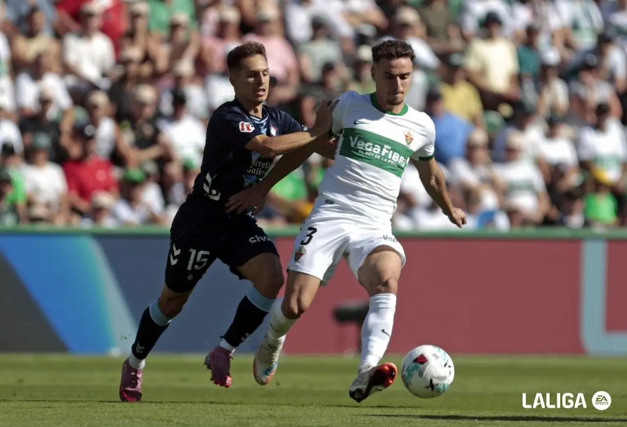 Adrià Pedrosa pugna por un balón con Bryan Zaragoza en el Elche - Celta de la temporada 25 26