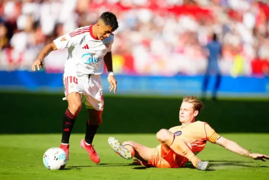 Alexis Sánchez regatea a Frenkie de Jong en el Sevilla - Barcelona de la temporada 25 26