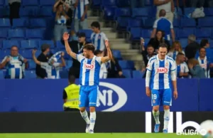 Javi Puado celebra un gol con el RCD Espanyol junto a Kike García en la temporada 25 26