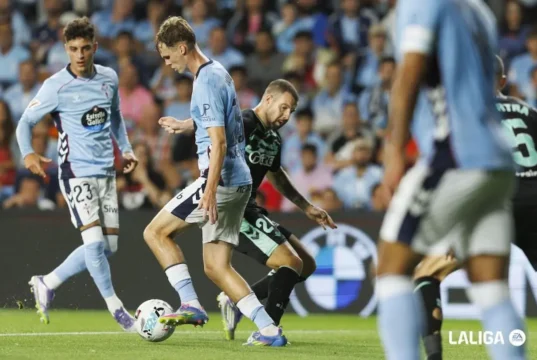 Williot Swedberg pugna por un balón con Aitor Ruibal en el Celta Betis de la 25 26