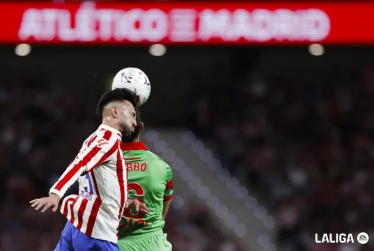 Nico González en una jugada con Torró en un Atlético de Madird - Osasuna