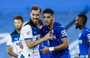 Abdel Abqar con Toni Martínez en el Getafe Alavés de la temporada 25 26