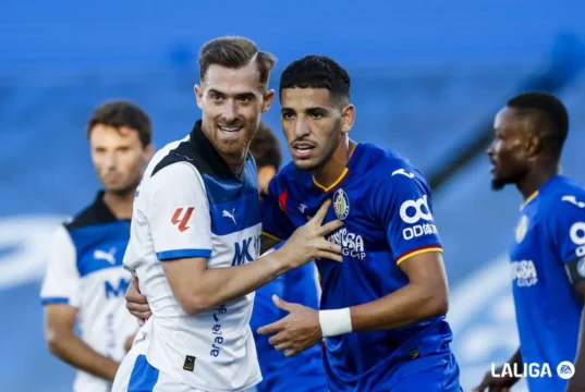 Abdel Abqar con Toni Martínez en el Getafe Alavés de la temporada 25 26