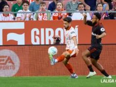 Álex Moreno ya toca balón. ¿Cuándo podría volver? Álex Moreno controla un balón ante la mirada de Chidera Ejuke en el Girona Sevilla de la 25 26