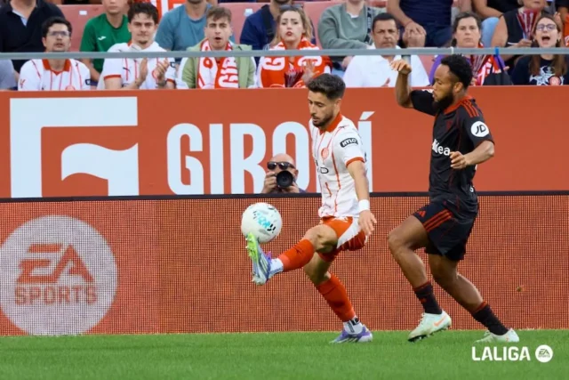 Alex Moreno Ejuke 25 26 Álex Moreno controla un balón ante la mirada de Chidera Ejuke en el Girona Sevilla de la 25 26