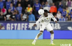 Camavinga despeja un balón con el Real Madrid 25 26. Fantasy.