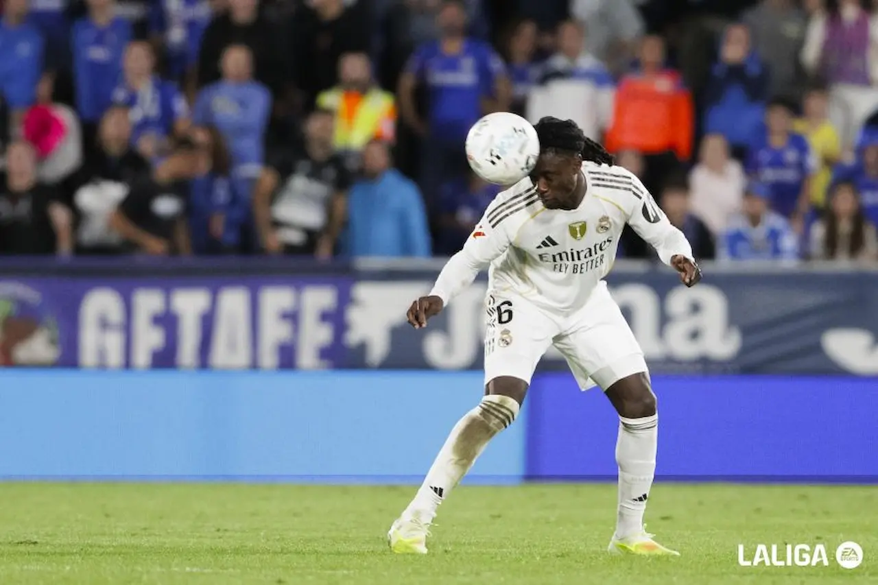 Camavinga despeja un balón con el Real Madrid 25 26. Fantasy.