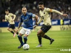 Santi Cazorla presiona a Ronald Araújo en el Real Oviedo - FC Barcelona de la temporada 25 26