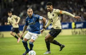 Santi Cazorla presiona a Ronald Araújo en el Real Oviedo - FC Barcelona de la temporada 25 26
