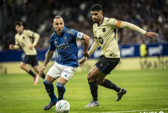 Santi Cazorla presiona a Ronald Araújo en el Real Oviedo - FC Barcelona de la temporada 25 26