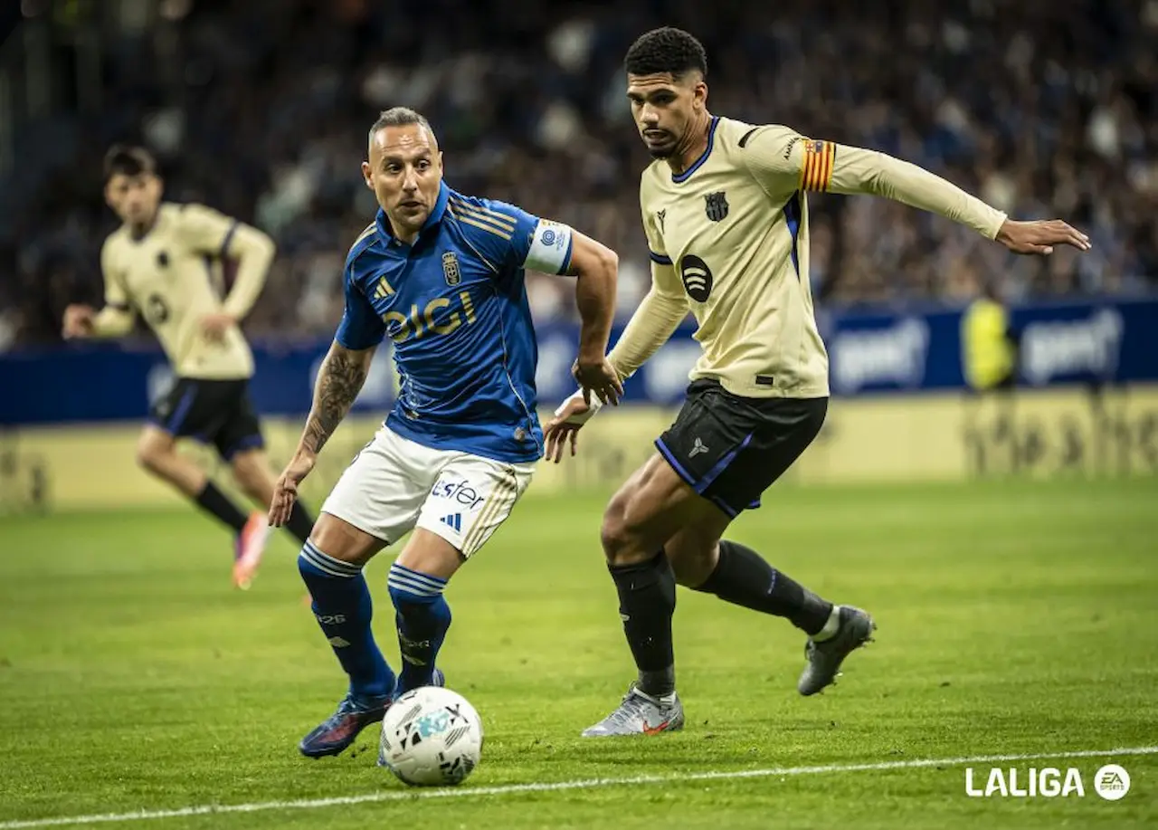 Santi Cazorla presiona a Ronald Araújo en el Real Oviedo - FC Barcelona de la temporada 25 26