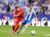 Carlos Romero controla un balón por delante de Víctor Muñoz en el RCD Espanyol - Osasuna de la 25 26 Fantasy