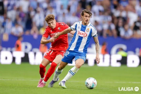 Carlos Romero controla un balón por delante de Víctor Muñoz en el RCD Espanyol - Osasuna de la 25 26 Fantasy